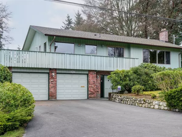 2421 Meadowland Dr, Central Saanich, BC V8Z 5P6