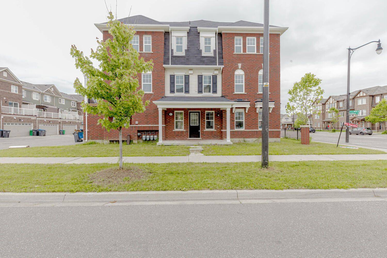 1 Little Minnow RD, Brampton, ON L7A 4P4