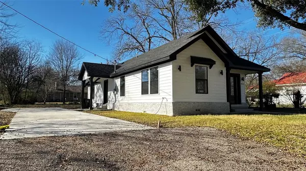 Grand Saline, TX 75140,411 N Waldrip Street