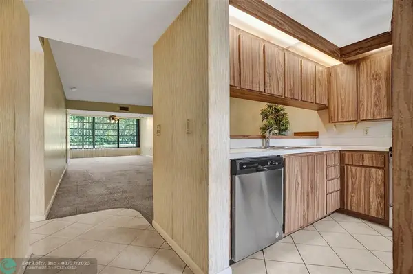 Davie, FL 33324,1516 Whitehall Dr #101