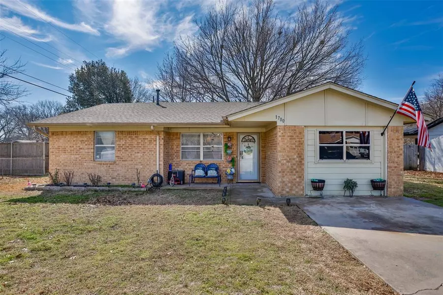 1700 Iris Street, Gainesville, TX 76240