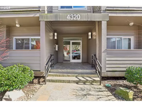 4320 S CORBETT AVE #102, Portland, OR 97239