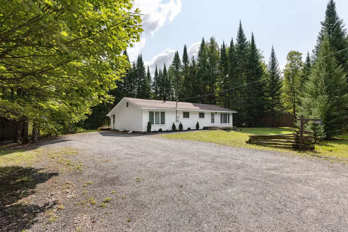 Muskoka Lakes, ON P0B 1M0,1098 Lawrence Pit RD