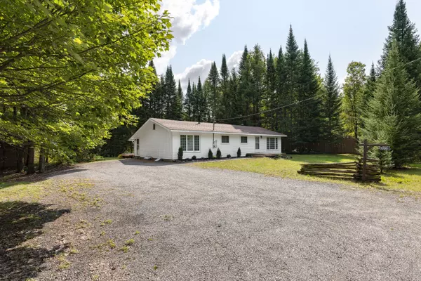 1098 Lawrence Pit RD, Muskoka Lakes, ON P0B 1M0