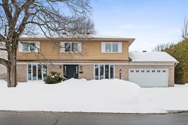 111 Larkin DR, Barrhaven, ON K2J 1C2