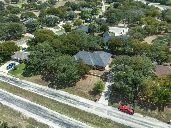 415 Hastings Drive, Runaway Bay, TX 76426