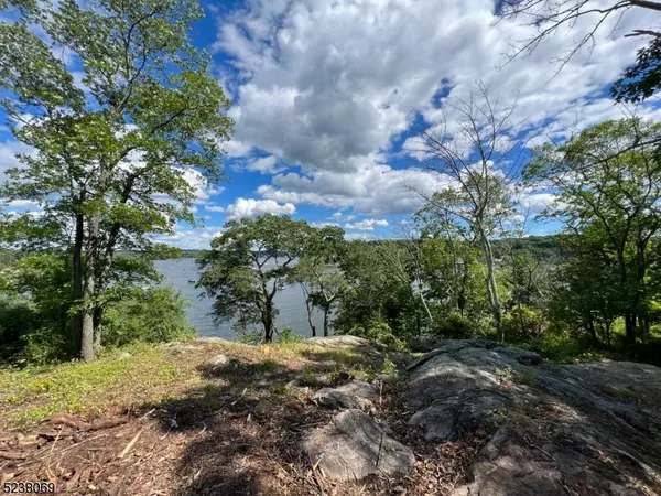 Hopatcong Boro, NJ 07821,343 Squaw Trl