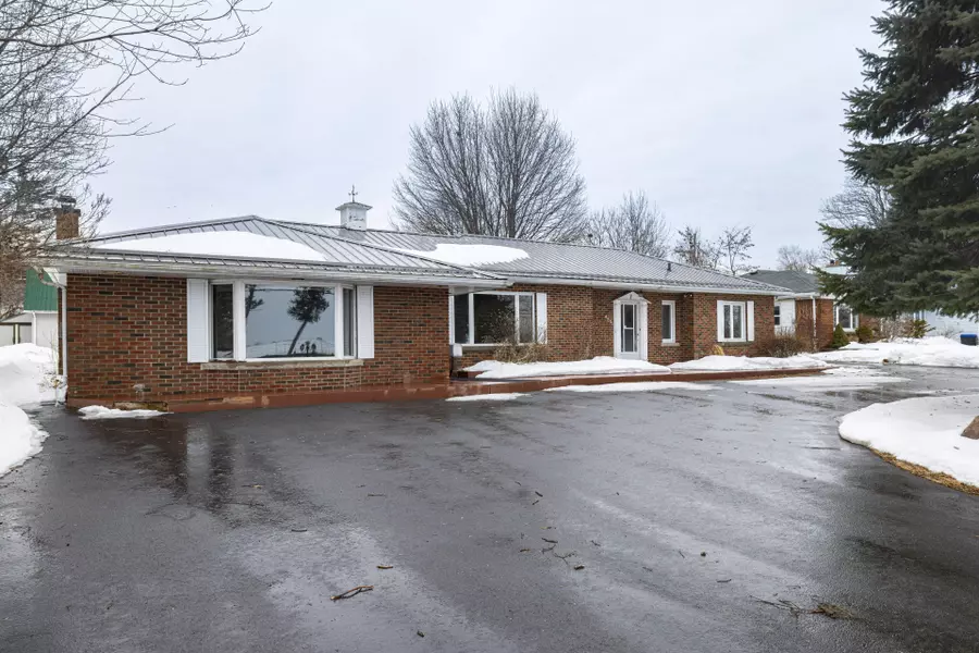 4531 Bath RD, Loyalist, ON K7N 1A6