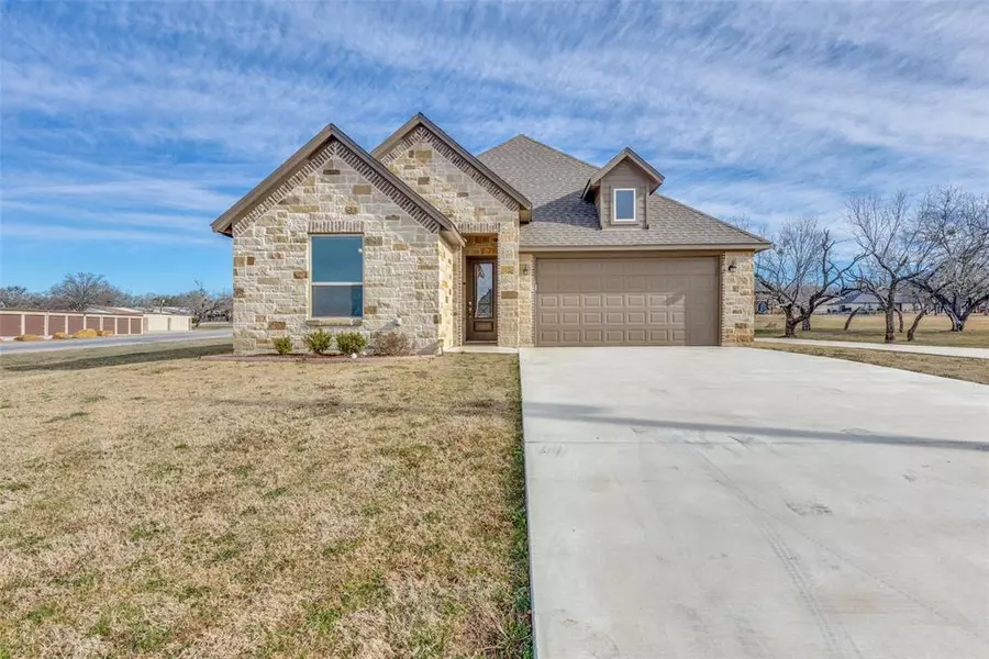 648 Half Moon Way, Runaway Bay, TX 76426