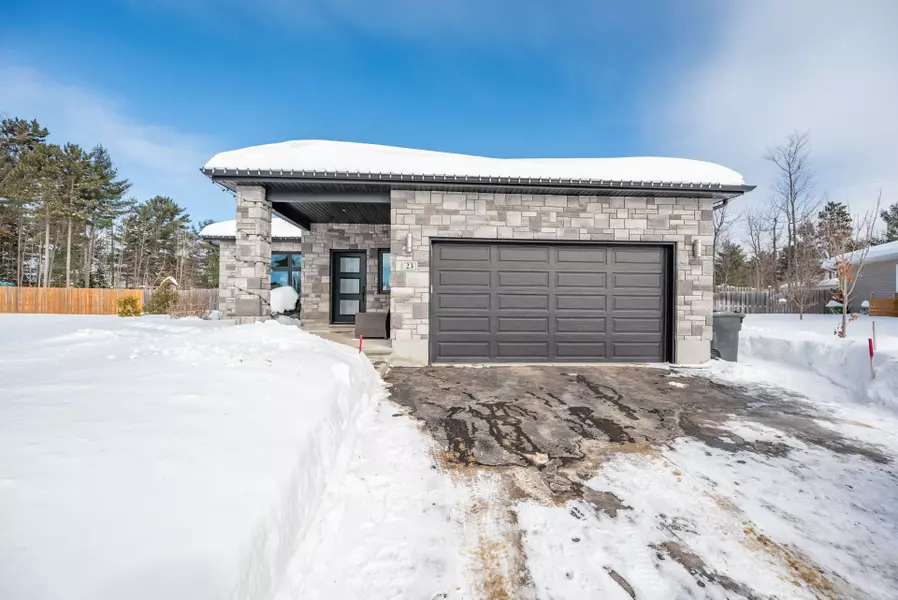 23 Noble CRES, Petawawa, ON K8H 0G1