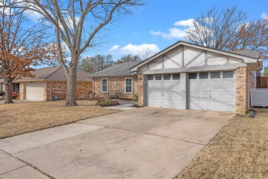 913 Monterrey Street, Bedford, TX 76022