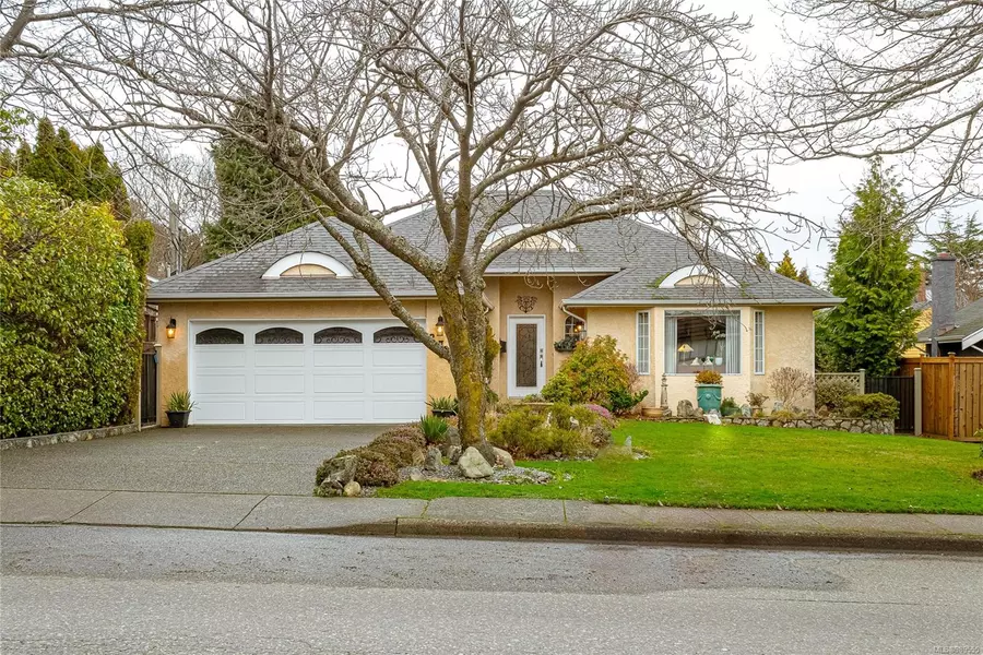 2735 Cadboro Bay Rd, Oak Bay, BC V8R 5J6