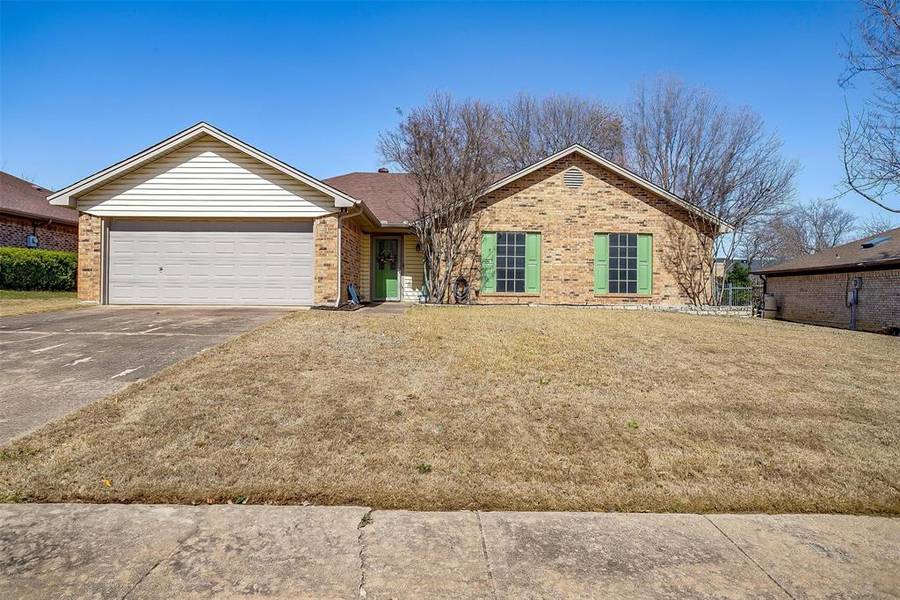 404 Overcrest Drive, Benbrook, TX 76126