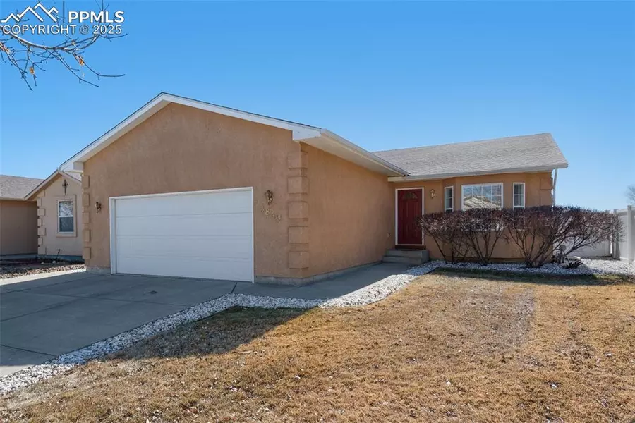 3840 Pronghorn LN, Pueblo, CO 81005