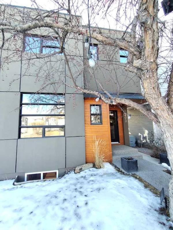 2203 32 AVE SW, Calgary, AB T2T1X2