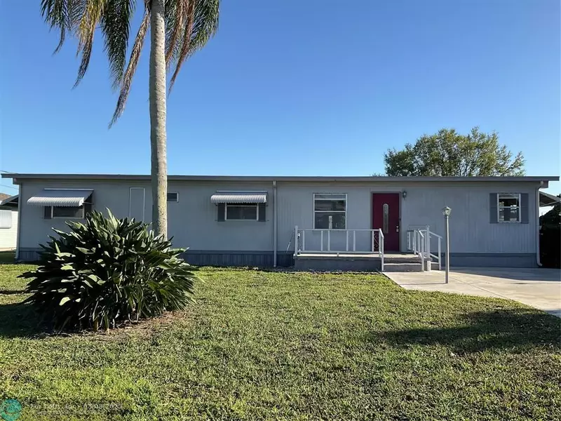 2428 SE 32nd St, Taylor Creek, FL 34974