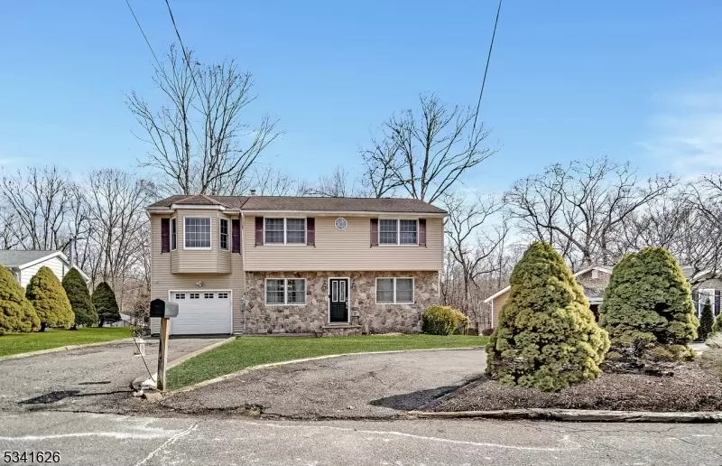 24 Harbor Dr, Jefferson Twp., NJ 07849