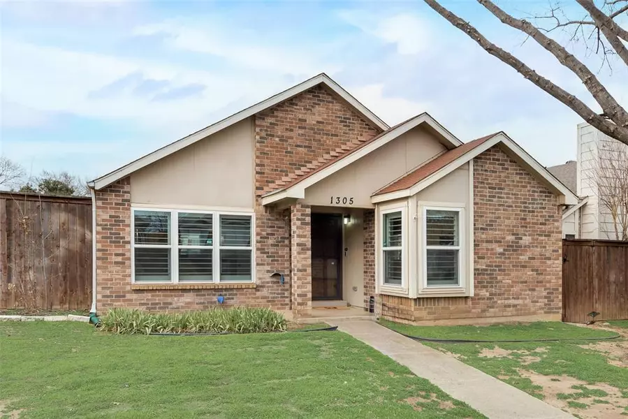 1305 Maplewood Drive, Lewisville, TX 75067