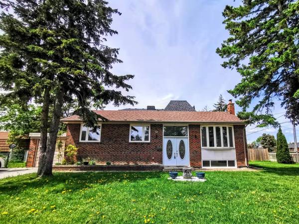 28 Benfer RD #Main, Richmond Hill, ON L4C 2J9