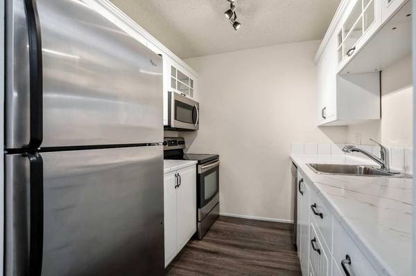 10120 Brookpark BLVD SW #522, Calgary, AB T2W 3G3