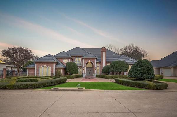 5825 Forest Highlands Drive, Fort Worth, TX 76132