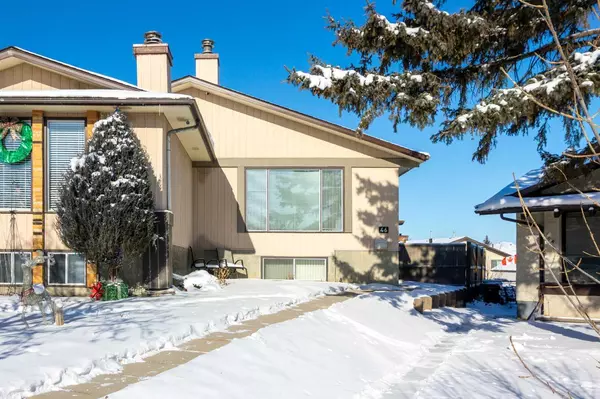 46 Berkley Close Northwest, Calgary, AB T3K 1B3