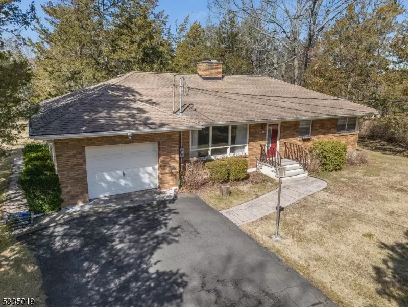 7 Deer Path Rd, Clinton Twp., NJ 08833