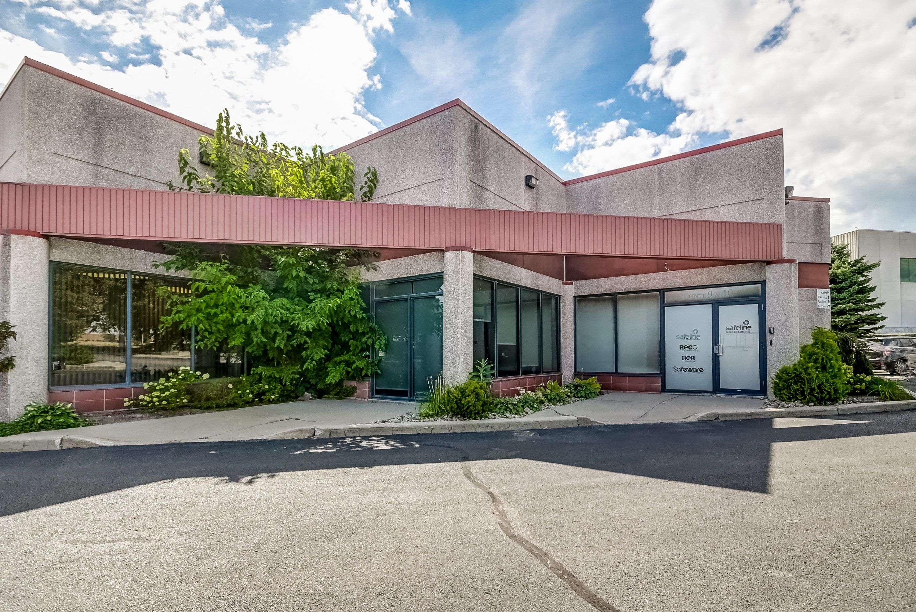 Vaughan, ON L4K 4P9,260 Spinnaker WAY #9-10