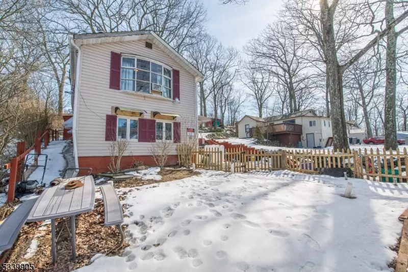 13 Larsen Trl, Hopatcong Boro, NJ 07843