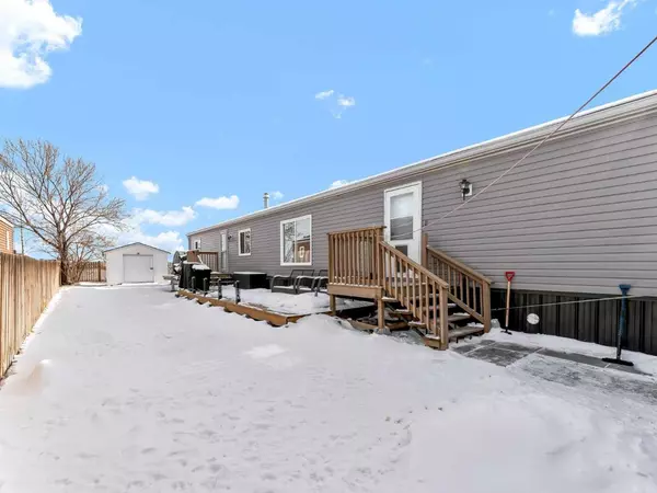 97 Meadow Lake Close E, Brooks, AB T1R 1G1