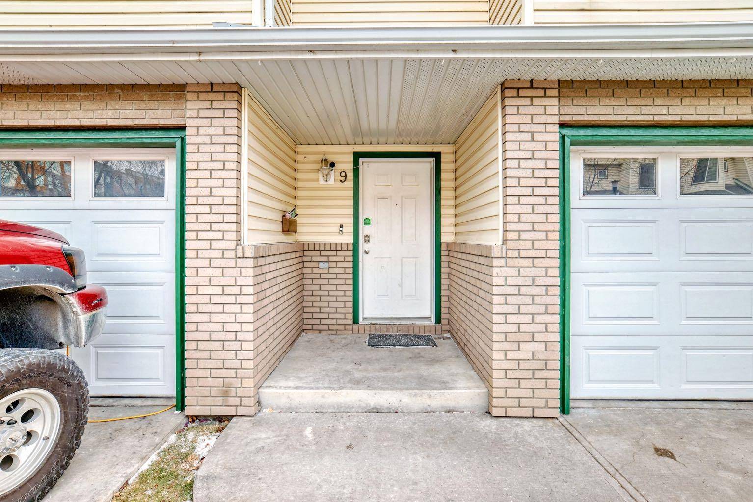 Calgary, AB T2B0P6,9 Dover Mews SE