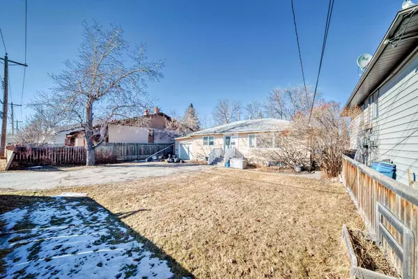 7508 Bowness RD Northwest, Calgary, AB T3B 0G9