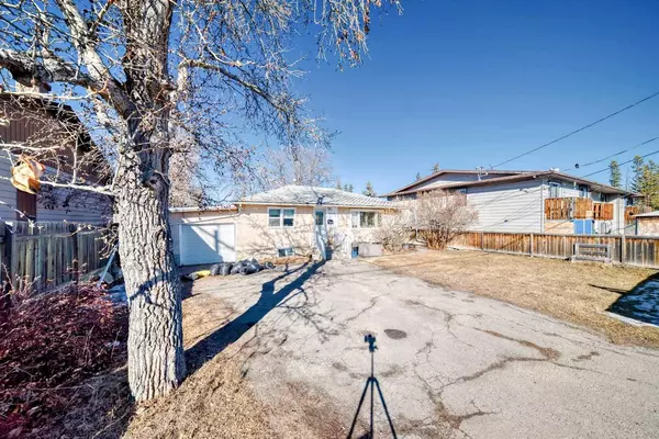 Calgary, AB T3B 0G9,7508 Bowness RD Northwest