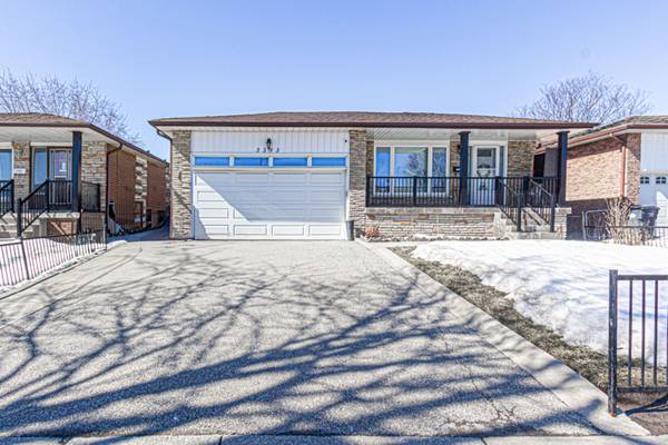 3393 Brandon Gate DR, Mississauga, ON L4T 3N3