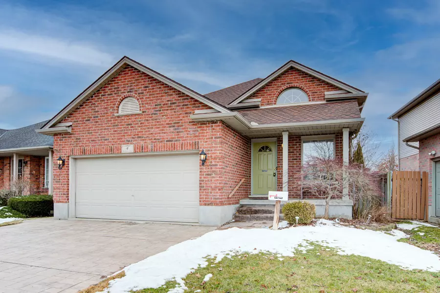 4 Hickory LN, St. Thomas, ON N5R 6K5