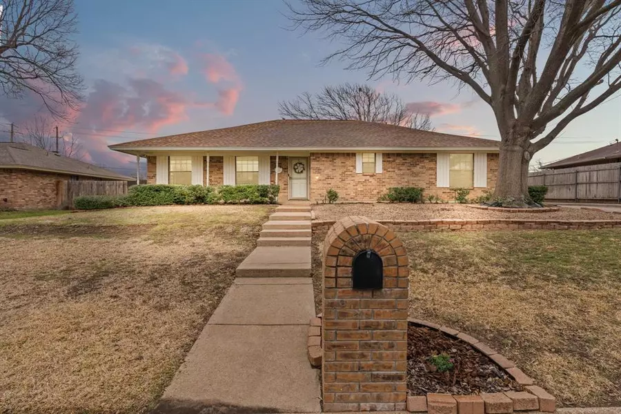 6409 Family Place, Edgecliff Village, TX 76134