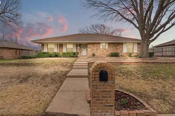 6409 Family Place, Edgecliff Village, TX 76134