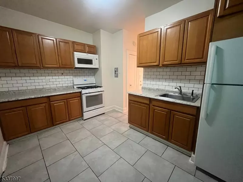 952 Jackson Ave 1R #1R, Elizabeth City, NJ 07201