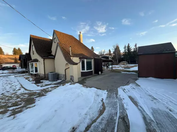 Cardston, AB T0K 0K0,154 4 AVE East