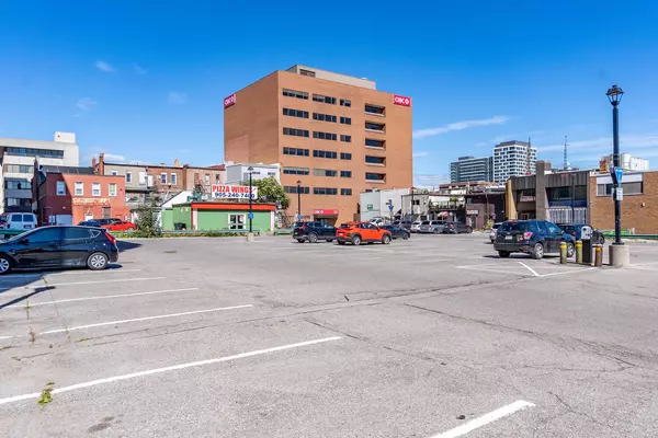 Oshawa, ON L1H 8C1,2 Simcoe ST S #400