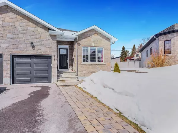 Carp - Huntley Ward, ON K0A 1L0,725 Meadowridge CIR