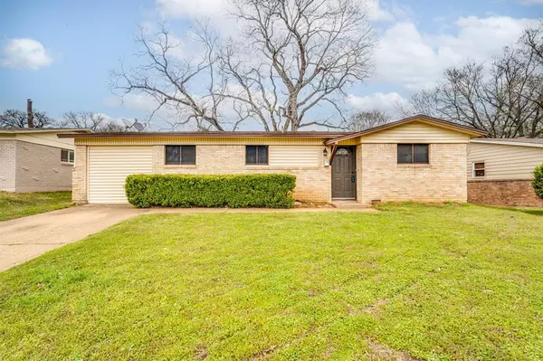 2011 Alan A Dale Road, Arlington, TX 76013