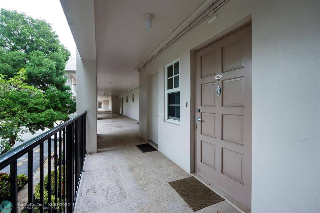 Pompano Beach, FL 33069,2900 N Palm Aire Dr  #303