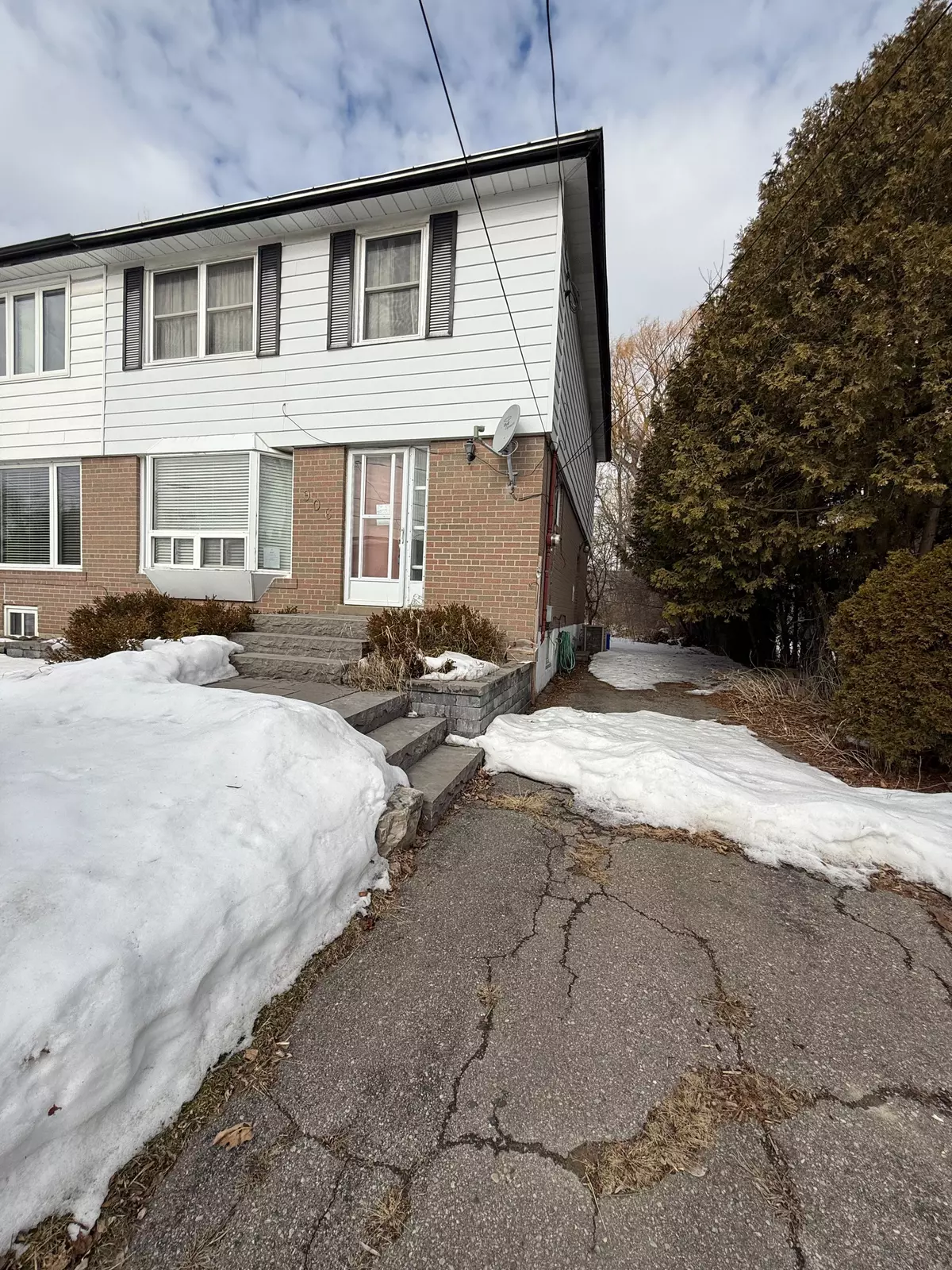 Pickering, ON L1W 2M1,906 Marinet CRES