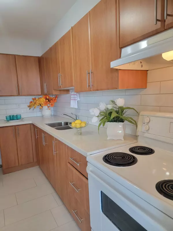 Toronto E03, ON M4C 5L4,1 Massey SQ #2015