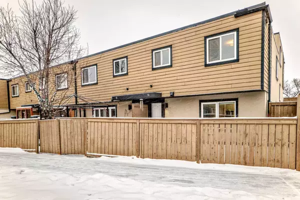 3809 45 ST Southwest #16, Calgary, AB T3E 3H4