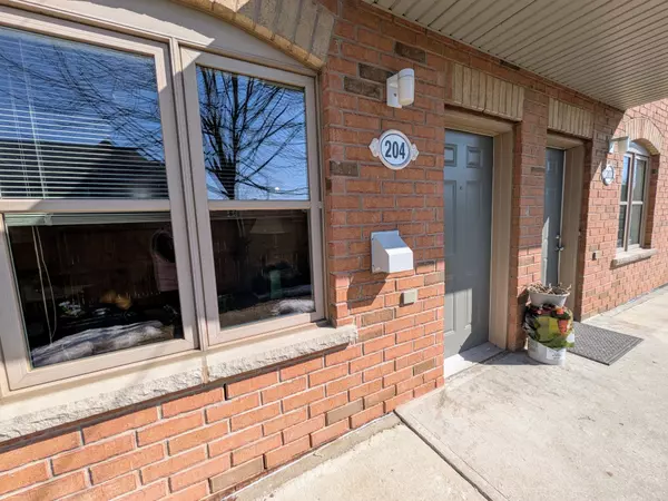 Oshawa, ON L1H 1G9,760 King ST E #204