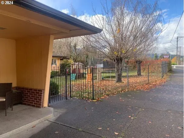 Oakridge, OR 97463,48074 E 1ST ST