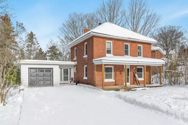 21 Robert ST E, Penetanguishene, ON L9M 1A9