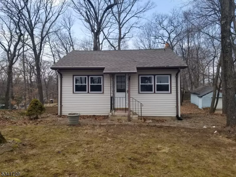 220 Dupont Ave, Hopatcong Boro, NJ 07843